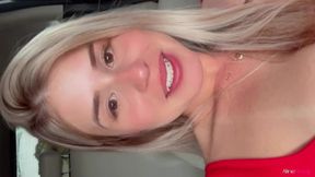 Com a bucetinha escorrendo loira safada se masturba até gozar