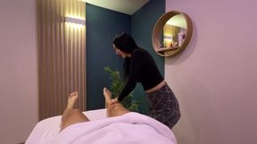 Masseuse caught the client jerking off and gave him a happy ending massage