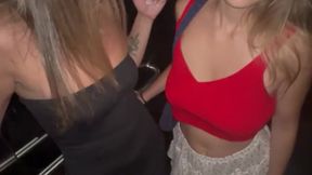 Pau na vagina raspadinha e lisinha dessa bela novinha que esta toda arreganhada - Threesome in ascensore nel centro commerciale