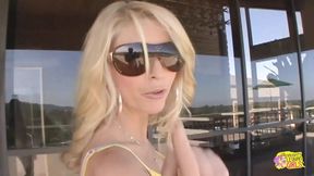 Despite having just met the two blondes do not mind satisfying their lesbian cravings together