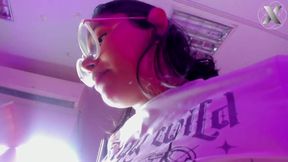 She Takes It All with No Hands